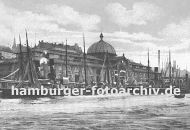 0954056 Foto als Geschenk fuer Weihnachten, Geburtstag, Hochzeit + Jubilaeum -- Blick auf die Altonaer Fischauktionshalle von der Elbseite ca. 1905; Fischerboote liegen am Anleger vor der grossen Fischhalle mit der Glaskuppel. Eine Wassertreppe mit eisernem Rundbogen fhrt zum Anlegeponton. Im Hintergrund lks. ist der Kirchturm der St. Paulikirche von Hamburg St. Pauli zu erkennen. 