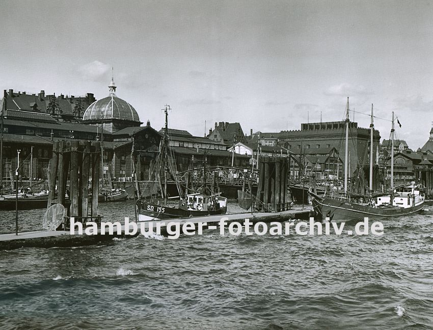 0954057 Fischkutter liegen am Anleger vor der Altonaer Fischauktionshalle - rechts das Khlhaus, in dem der Fang bis zum Weitertransport gekhlt wird. Dahinter verluft die Grenze von Altona und Hamburg; ganz rechts ist noch die Fischauktionshalle von Hamburg - St.  Pauli zu erkennen.