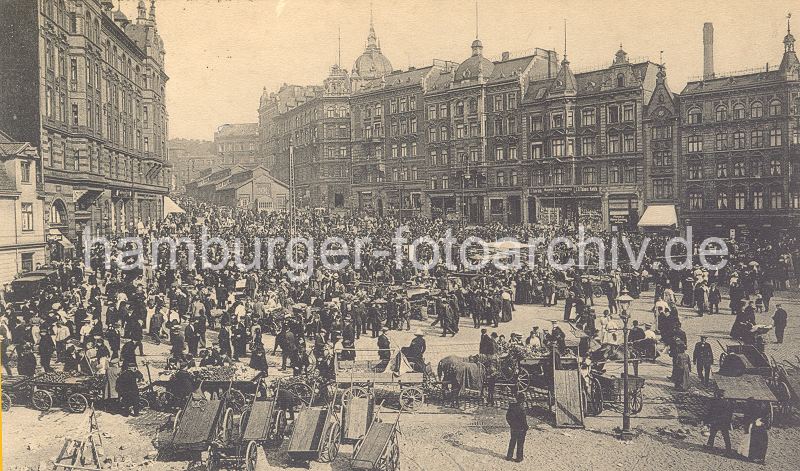 alte Bilder vom Fischmarkt Altona - Marktkarren, Pferd und Wagen - Grnderzeitarchitektur  0954061 Fischmarkt am Sonntag Morgen in Altona - die Markthndler haben ihre Waren mit Karren sowie Pferd und Wagen zum Altonaer Fischmarkt transportiert. Dicht gedrngt stehen die Marktstnde auf dem Marktgelnde. Die Marktbesucher gehen ber den Markt und betrachten die ausgestellten Waren. 