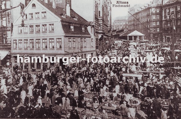 alte Bilder vom Fischmarkt Altona - historische Architektur, Marktstnde.  0954061 dicht gedrngt stehen die Marktstnde auf dem Altonaer Fischmarkt. Die Marktbesucher gehen ber den Markt und betrachten die ausgestellten Waren. Neben Obst wie z. B. auch Bananen werden auf dem Markt lebende Tiere / Hhner und Gnse in Kfigen zum Kauf angeboten. www.hamburg-bilder.biz