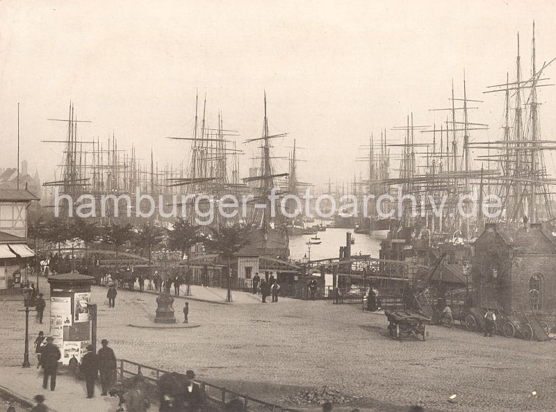 historische Bilder vom Hamburger Hafen - Landungsbrcken, Schiffsmasten der Grosssegler   0954066_30 Masten der Grosssegler im Hamburger Niederhafen; dicht an dicht liegen die Frachtsegler auf Reede. Eine eiserne Wassertreppe fhrt zum Anlegeponton der Landungsbrcken - Transportarbeiter mit Karren warten auf Ladung. Links ein Litfasule mit Reklame und ein Ausschnitt von der Gaststtte St. Pauli Fhrhaus. Sie mchten dieses Motiv kaufen? www.hamburg- bilder.biz