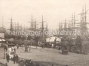 0954066_30 Masten der Gro - Segler im Hamburger Niederhafen; dicht an dicht liegen die Frachtsegler auf Reede. Eine eiserne Wassertreppe fhrt zum Anlegeponton der Landungsbrcken - Transportarbeiter mit Karren warten auf Ladung. Links ein Litfasule mit Reklame und ein Ausschnitt von der Gaststtte St. Pauli Fhrhaus. Sie mchten dieses Motiv auf Fotoleinwand? www.hamburg-bilder.biz