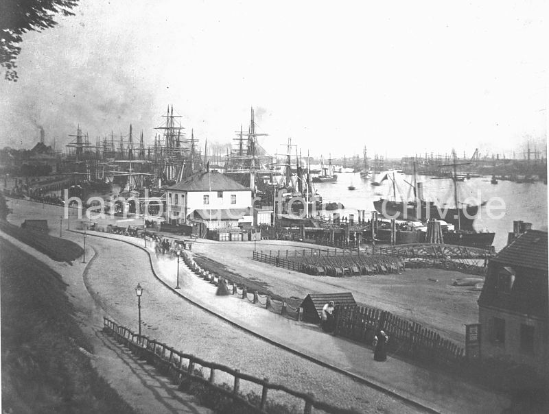 historischer Hafen Hamburg - Dampfer an den St. Pauli Landungsbrcken, Transportkarren  0954067_30 Das St. Pauli Fhrhaus steht noch direkt an den St. Pauli Landungsbrcken. Auf einem Platz am Elbufer sind Karren abgestellt, mit denen die gelschte Schiffsfracht transportiert wird. Frachtsegler liegen im Hamburger Niederhafen. Barkassen und Segelschiffe fahren auf der Elbe, ein Dampfer mit hohem Schornstein hat gerade von den Landungsbrcken abgelegt. 