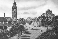 0954070_3527 Blick vom St. Pauli Fhrhaus zur Rckseite der St. Pauli Landungsbrcken; lks. der Uhr- und Pegelturm, dahinter das Kuppelgebude vom Eingang zum Alten Elbtunnel und Wohnhuser am Hafenrand in der St. Pauli Hafenstrasse. Strassenbahnschienen vor den Landungsbrcken; eine Strassenbahn steht an der Haltestelle, eine andere kommt die Davidstrasse herunter. Rechts das Gebude der Navigationsschule, davor Wiezels Hotel.  Sie mchten dieses Motiv z.B. auf Fotoleinwand erwerben? www.hamburg- bilder.biz