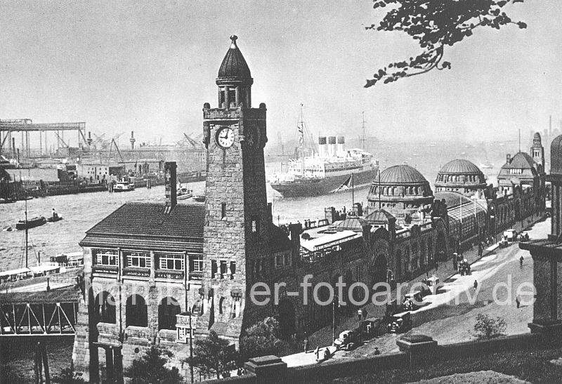 historisches Hamburg Motiv - ein Passagierdampfer luft aus; Kuppelgebude, Hafen-Architektur  0954071_3527 Blick von der Aussichtsplattform bei der Seewarte auf die Abfertigungsgebude der St. Pauli Landungsbrcken. Ein Passagierdampfer hat gerade abgelegt und fhrt die Elbe hinab Richtung Nordsee. Auf dem gegenber liegenden Elbufer sind die Helgen der Werft zu erkennen. Sie mchten dieses Motiv z.B. auf Fotoleinwand erwerben? www.hamburg- bilder.biz