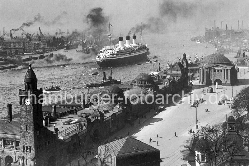 historisches Hamburg Bild - ein Passagierschiff verlsst den Hamburger Hafen / Landungsbrcken  0954072 Blick ber die Abfertigungsgebude der St. Pauli Landungsbrcken, links der weit sichtbare Uhrenturm und am rechten Bildrand das Gebude mit der Kuppel, der Eingang zum alten Elbtunnel. Ein Passagierdamper fhrt unter Dampf auf der Elbe Richtung Nordsee - links im Hintergrund die Werftanlagen mit Krnen und rauchenden Schloten und rechts Industriegebude von Altona. Sie mchten dieses Motiv z.B. auf Fotoleinwand erwerben? www.hamburg- bilder.biz