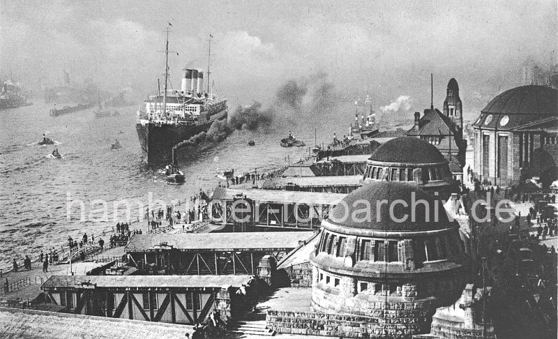 historisches Hamburg Motiv - ein Passagierdampfer und Schlepper vor den Landungsbrcken  0954073 Ein Schnelldampfer der Reederei Hamburg Sd luft im Hamburger Hafen ein . Das Passagierschiff wird von einem Schlepper zur Anlegestelle gezogen, dicker Rauch steigt aus dem Schornstein. Auf dem Ponton der Landungsbrcken warten Angehrige, die die Passagiere abholen wollen. Hinter den Kuppeln der Empfangsgebude / Abfertigungsgebude stehen Kraftdroschken. Sie mchten dieses Motiv z.B. auf Fotoleinwand erwerben? www.hamburg- bilder.bi