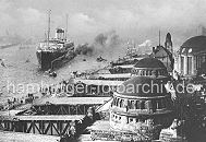 0954073 Ein Schnelldampfer der Reederei Hamburg Sd luft im Hamburger Hafen ein . Das Passagierschiff wird von einem Schlepper zur Anlegestelle gezogen, dicker Rauch steigt aus dem Schornstein. Auf dem Ponton der Landungsbrcken warten Angehrige, die die Passagiere abholen wollen. Hinter den Kuppeln der Empfangsgebude / Abfertigungsgebude stehen Kraftdroschken.