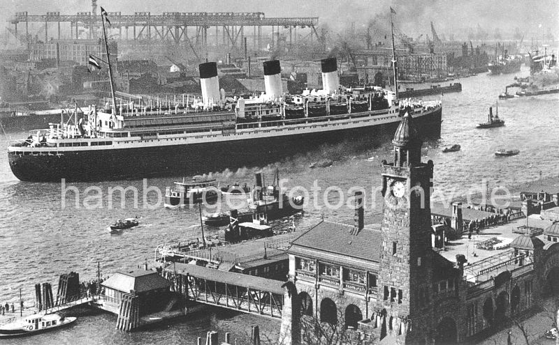 Bilder aus dem historischen Hamburg - ein Passagierschiff und Werftanlagen  0954074 Das Passagierschiff Cap Arcona hat von den Landungsbrcken abgelegt und ist bereit zur Ausreise. Ein Schlepper befindet sich am Bug des Dampfers. Am gegenber liegenden Elbufer die Werftanlagen mit Hellingen und Industiegebuden. Sie mchten dieses Motiv z.B. auf Fotoleinwand erwerben? www.hamburg- bilder.biz