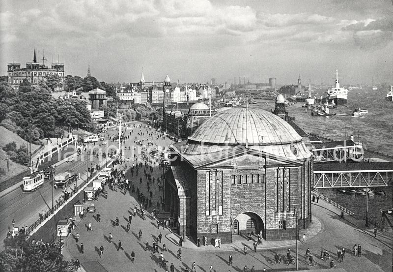 historisches Bild Architektur Hamburg - Kuppelgebude vom Alten Elbtunnel, Landungsbrcken  0954078_56 Im Vordergrund das Eingangsgebude des 1911 erffneten Sankt Pauli Elbtunnels - die Hamburger Werftarbeiter knnen die 426m lange Elbunterquerung nutzen, um an ihren Arbeitsplatz auf der anderen Seite der Elbe zu gelangen. Dahinter die Kuppeln von den Abfertigungshallen und Uhrturm der St. Pauli Landungsbrcken. Links der Eingang zur Hochbahnstation Landungsbrcken und darber das rechteckige Gebude der Hamburger Seewarte. Rechts im Hintergrund ein Passagierdampfer an der berseebrcke, dahinter der Kaiserspeicher ( Kaispeicher A ) sowie die Gaswerke und Gasometer auf dem Grasbrook. Sie mchten diese historische Foto z.B. als Posterprint erwerben? www.hamburg- bilder.biz