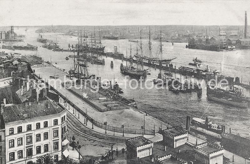 historisches Motiv von der Geschichte Hamburgs - Niederhafen mit Segelschiffen  0954079 Blick vom Stintfang ber die Strassen Hafentor und Johannisbollwerk zum Hamburger Niederhafen ca. 1905. Auf der Kaianlage im Vordergrund ist eine eingezunte Areal zu erkennen, das wohl fr Vieh oder Pferde bestimmt ist. Auf der Elbe liegen Segelschiffe mit gerafften Segeln sowie auch einige Dampfschiffe. Links im Hintergrund der Kaiserspeicher.  Sie mchten diese historische Motiv z.B. auf Fotoleinwand erwerben? www.hamburg-bilder.biz