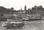 0954081 Dicht gedrngt stehen die Besucher auf den St. Pauli Landungsbrcken - ein vollbesetzter Ausflugsdampfer fhrt auf der Elbe; ein anderer hat am Anleger fest gemacht. Hinter dem Dach des St. Pauli Fhrhauses ist das Bismarck-Denkmal zu erkennne - rechts das Gebude der Hamburger Seewarte auf dem Stintfang, darunter die Hochbahnhaltestelle Landungsbrcken. Sie mchten diese Hamburgmotiv z.B. auf Fotoleinwand erwerben? www.hamburg-bilder.biz