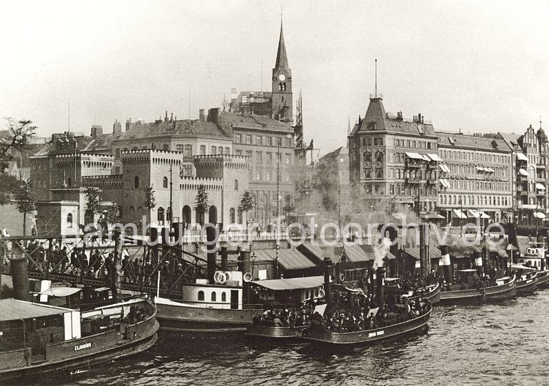 historische Hamburgbilder - Hafenarbeiter und Barkassen am Anleger Hafentor..  0954083_218 Hafenarbeiter gehen ber die Wassertreppe auf den Anleger Hafentor - die Mnner stehen auf den Barkassen, die sie zu ihrer Schicht im Hamburger Hafen bringen werden. Links das Gebude mit den Zinnen und Trmen ist die ehem. Akzise -Station, an der bis 1988 auf alle nach Hamburg eingefhrten Verbrauchsgter Steuer erhoben wurde. Dahinter der Kirchturm der Gustav-Adolf-Kirche, die als Seemannskirche 1907 fr die skandinavischen Seeleute errichtet wurde. Sie mchten diese Hamburgfoto z.B. auf Fotoleinwand erwerben? www.hamburg-bilder.biz