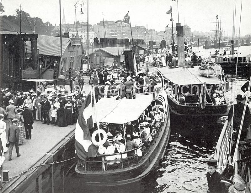 historische Hamburgmotive - Ausflugsbarkassen am Anleger St. Pauli Landungsbrcken.  0954084 Sonntag Nachmittag auf den Anlege-Pontons der Landungsbrcken; die Ausflgler drngen sich auf den Barkassen um eine Fahrt auf der Elbe zu machen oder die Gassttten am Elbufer z.B. Neumhlen oder Blankenese zu besuchen. Im Hintergrund die Gebude am Hafentor und Johannisbollwerk. Sie mchten diese historische Hamburgmotiv z.B. auf Fotoleinwand erwerben? www.hamburg-bilder.biz