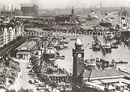 0954087 Drei Passierschiffe haben im Hamburger Hafen angelegt; das hintere liegt auf Reede vor dem Kaispeicher. Rechts der Uhrturm der St. Pauli Landungsbrcken und die Dachterrasse des dortigen Restaurants. Am Kai der Rhein-Reederei liegen Motorschiffe, die auch wasserseitig ber Schuten be- und entladen werden. Sie mchten diese historische Hamburgmotiv z.B. auf Fotoleinwand erwerben? www.hamburg-bilder.biz