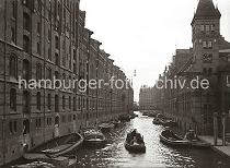 01147749_564 Blick von der Brcke "Auf dem Sande" ber das Brooksfleet. Beladene Schuten liegen unter den Ladeluken der Lagerbden von den Speicherblcken E und M. Rechts der Anleger vor dem Kesselhaus Am Sandtorkai. Im Hintergrund der Kibbelsteg. 