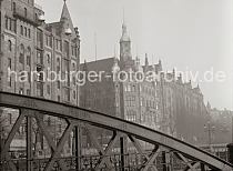 01147750_B_333a Blick von der Neuerwegsbrcke ber den Fleet Hllndischer Brook zur Strae St. Annen. Links der Speicher P mit den Kupferdchern der Winden an der Fassade und im Hintergrund das Verwaltungsgebude der HHLA sowie der Speicherblock U.