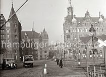 01147751_B_332a Blick zum Bahnbergang am Brooktor , die  Bahngleise fhren u.a. zum Brooktorkai und Sandtorkai. Hinter der St. Annnenbrcke lks. der Speicher R und rechts der Block U mit der Verwaltung der Hamburger Hafen- und Lagerhausgesellschaft. Im Hintergrund das Lagerhaus P am Neuen Wandrahm.