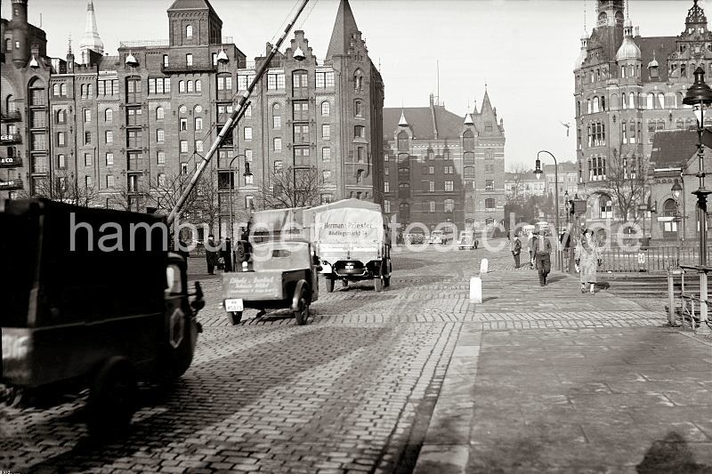 Historische Hamburger Speicherstadt; Bilddokumente aus dem Archiv der HHLA. Straenverkehr bei St. Annen - Dreirad Wagen und Lastkraftwagen am Bahnbergang; ca. 1936.  01147752_B_332 Zwei Dreiradlieferwagen der Hamburger Tempo-Werke und Lastkraftwagen mit Plane fahren ber das Kopfsteinpflaster beim Brooktor / St. Annenplatz. Hinter der St. Annnenbrcke lks. der Speicher R und rechts der Speicherblock U mit der Verwaltung der Hamburger Hafen- und Lagerhausgesellschaft. Im Hintergrund das Lagerhaus P am Neuen Wandrahm. Ganz lks. ist hinter dem Speichergebude die Spitze vom Kirchturm der St. Katharinenkirche zu erkennen.