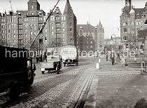 01147752_B_332 Zwei Dreiradlieferwagen der Hamburger Tempo-Werke und Lastkraftwagen mit Plane fahren ber das Kopfsteinpflaster beim Brooktor / St. Annenplatz. Hinter der St. Annnenbrcke lks. der Speicher R und rechts der Speicherblock U mit der Verwaltung der Hamburger Hafen- und Lagerhausgesellschaft. Im Hintergrund das Lagerhaus P am Neuen Wandrahm. Ganz lks. ist hinter dem Speichergebude die Spitze vom Kirchturm der St. Katharinenkirche zu erkennen.