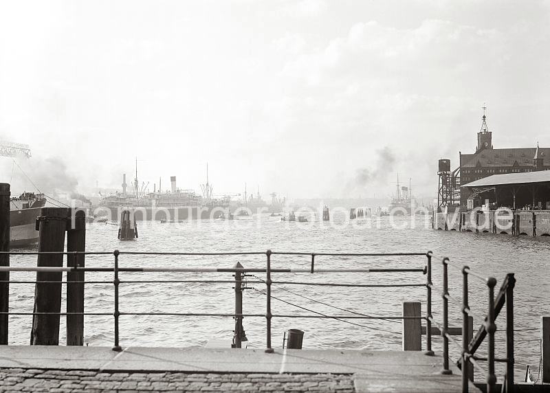 Historische Fotos vom Hamburger Hafen - Strandhft, Passagierschiff im Elbstrom - Kaispeicher A + Dalmannkai. 01159_681 Blick vom Strandhft auf die Elbe - ein Passagierschiff wird von Schleppern auf dem Elbstrom aus dem Hamburger Hafen geschleppt, ein weiterer Passagierdampfer hat an der berseebrcke fest gemacht. Rechts die Einfahrt zum Grasbrookhafen und dem Dalmannkai, dahinter das Kaiserhft mit dem Kaiserspeicher / Kaispeicher A.
