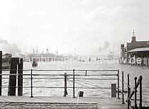 01159_681 Blick vom Strandhft auf die Elbe - ein Passagierschiff wird von Schleppern auf dem Elbstrom aus dem Hamburger Hafen geschleppt, ein weiterer Passagierdampfer hat an der berseebrcke fest gemacht. Rechts die Einfahrt zum Grasbrookhafen und dem Dalmannkai, dahinter das Kaiserhft mit dem Kaiserspeicher / Kaispeicher A.