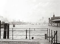 01159_681 Blick vom Strandhft auf die Elbe - ein Passagierschiff wird von Schleppern auf dem Elbstrom aus dem Hamburger Hafen geschleppt, ein weiterer Passagierdampfer hat an der berseebrcke fest gemacht. Rechts die Einfahrt zum Grasbrookhafen und dem Dalmannkai, dahinter das Kaiserhft mit dem Kaiserspeicher / Kaispeicher A.