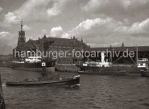 01160_107 Blick vom Strandhft ber die Einfahrt des Grasbrookhafens, der Schlepper Berta fhrt gerade in das Hafenbecken -  ein Motorschiff und Schuten liegen am Dalmannkai vor dem Kaischuppen 13. Links der imposante Kaispeicher A mit dem hohen Uhrenturm - vor dem feststehenden Kran hat das Frachtschiff Sutherland am Kaiserhft angelegt. Im Hintergrund sind Wohnhuser am  Johannisbollwerk und das Gebude der Seewarte zu erkennen.