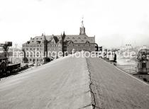 01164_629 Blick vom Dach des Kaispeichers 12 am Sandtorhafens auf das Gebude des Kaispeichers am Kaiserhft - rechts befinden sich die Halbportalkrne am Kaiserkai und im Hintergrund liegen zwei Passagierschiffe an der berseebrcke. Links unten steht eine Reihe von Personenkraftwagen vor der Speisehalle -  daneben ist ein Fahrzeug der Feuerwehr und Lschschlauch zu erkennen.