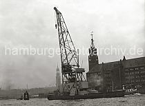 01166_10925T Ein 25 t Schwimmkran fhrt auf der Elbe vor Kaiserhft / Kaiserspeicher. Auf seinem Turm ist eine Zeitballanlage errichtet, die von der Sternwarte am Millerntor um 12.00 Uhr Mittags ausgelst wird.