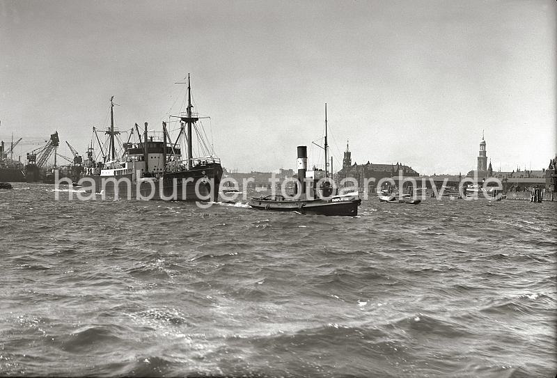 Historische Hamburg Fotos auf Leinwand mit Keilrahmen - Schlepper FAIRPLAY XIII und Motorschiff OLBERS auf der Elbe - Einfahrt Grasbrookhafen, Sandthoeft.  01168_B_215a Der Schlepper FAIRPLAY XIII schleppt den Motorfrachter OLBERS in den Hamburger Hafen. Im Hintergrund lks. liegt ein Schiff im Schwimmdock der Deutschen Werft am Reiherstieg. Rechts ist die Einfahrt zum Grasbrookhafen und das Sandhft zu erkennen. Dahinter der Schuppen 13 am Dalmankai, Dcher der Speichergebude in der Speicherstadt, der Turm des Michels und das Gebude vom Kaiserspeicher am Kaiserhft.