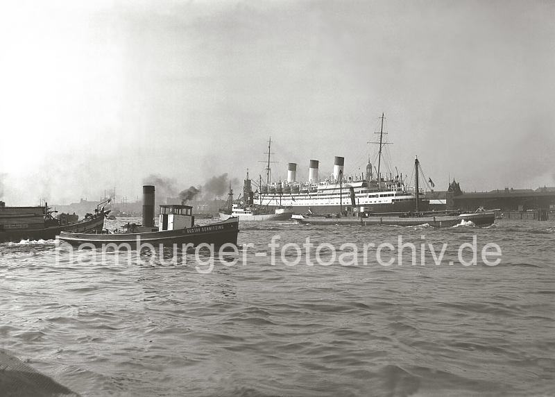 Historisches Panorama von Hamburg auf Leinwand / Fotoposter; Passagierdampfer Cap Polonio vor Kaiserhft - Motorschiff und Schlepper; ca. 1934.  01170_651 Das Passagierschiff Cap Polonio der Hamburg Sdamerikanischen Dampfschifffahrts-Gesellschaft / Hamburg Sd liegt vor Kaiserhft an den Dalben in der Elbe. Links ist der Uhrturm des Kaispeichers A und hinter dem Schnelldampfer ist der Kirchturm des Michels zu erkennen.