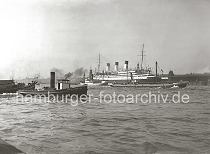 01170_651 Das Passagierschiff Cap Polonio der Hamburg Sdamerikanischen Dampfschifffahrts-Gesellschaft / Hamburg Sd liegt vor Kaiserhft an den Dalben in der Elbe. Links ist der Uhrturm des Kaispeichers A und hinter dem Schnelldampfer ist der Kirchturm des Michels zu erkennen. 