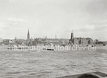 01171_527a Blick auf die Speicherstadt und dem Kaiserspeicher - in der Bildmitte befindet sich die Einfahrt zum Sandtor- hafen, rechts die des Grasbrookhafens und auf der linken Bildseite die Niederbaumbrcke beim Binnenhafen und Zollkanal. Im Hintergrund lks. der Rathausturm, der Kirchturm der St. Nikolaikirche, die Petrikirche, Jacobikirche (neben dem Giebelturm des Speicherblocks J) sowie der Kirchturm der St. Katharinenkirche. 