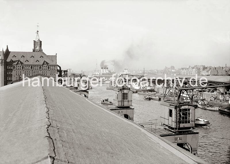 Kaispeicher A / Kaiserspeicher - Sandtorhafen, Sandtorkai; ca.1934. 01174_629a Blick vom Dach des Kaischuppen 12 am Kaiserkai ber den Sandtorhafen zum Sandtorkai; an den berseebrcken liegt ein Passagierschiff unter Dampft - hinter dem Kaischuppen 1 sind die mehrgeschossigen Wohnhuser am Baumwall / Vorsetzen zu erkennen.