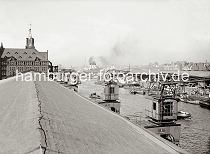 01174_629a Blick vom Dach des Kaischuppen 12 am Kaiserkai ber den Sandtorhafen zum Sandtorkai; an den berseebrcken liegt ein Passagierschiff unter Dampft - hinter dem Kaischuppen 1 sind die mehrgeschossigen Wohnhuser am Baumwall / Vorsetzen zu erkennen.