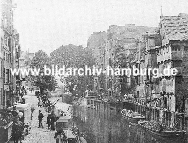 01147702 Blick ber den historischen Hollndischen Brook ca. 1880; dicht gedrngt stehen die Fachwerkhuser und Lagerhuser am Fleet. Schuten u.a. mit Kohle beladen liegen am Kai, ein Pferdewagen steht auf dem Kopfsteinpflaster - kleine Krne und Karren am Kai werden fr das Be- und entladen der Boote und den Transport der Waren genutzt; in diesem intakten Viertel Hamburgs lebten ca. 20 000 Menschen - Durch den Zollanschluss Hamburgs 1888 an Preuen entstand der Hamburger Freihafen in diesem Gebiet - die dort arbeitenden und lebenden Menschen mussten umgesiedelt werden. 