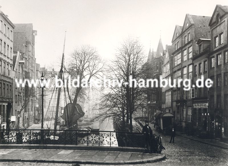 01147703 Hamburg Bilder : Blick ber den historischen Hollndischen Brook ca. 1880; dicht gedrngt stehen die Fachwerkhuser und Lagerhuser am Fleet. In diesem intakten Wohn- und Arbeitsviertel Hamburgs lebten ca. 20 000 Menschen - Durch den Zollanschluss Hamburgs 1888 an Preuen entstand in diesem Gebiet der Hamburger Freihafent - die dort arbeitenden und lebenden Menschen mussten zwangs umgesiedelt werden - die historischen Huser wurden abgerissen und die Lagerhuser der Speicherstadt errichtet.