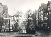 01147703 Blick ber den historischen Hollndischen Brook ca. 1880; dicht gedrngt stehen die Fachwerkhuser und Lagerhuser am Fleet. In diesem intakten Wohn- und Arbeitsviertel Hamburgs lebten ca. 20 000 Menschen - Durch den Zollanschluss Hamburgs 1888 an Preuen entstand in diesem Gebiet der Hamburger Freihafent - die dort arbeitenden und lebenden Menschen mussten zwangsumgesiedelt werden - die historischen Huser wurden abgerissen und die Lagerhuser der Speicherstadt errichtet. 