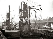 02187_178 Ein schwimmender Getreideheber liegt im Sandtorhafen zwischen einem Lastkahn und einem Motorschiff; ber vier Saugrssel wird das Getreide vom Binnenschiff aufgenommen und in den Hamburger Dampfer ADOLPH KIRSTEN geladen. Auf der gegenberliegenden Seite des Hafenbeckens sind hinter den Kaischuppen des Sandtorkais die Schornsteine des Kesselhauses zwischen den Dchern der Speicherstadt zu erkennen.