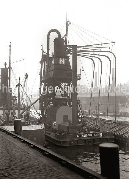 Hamburger Hafenbilder aus dem Fotoarchiv der HHLA. Schwimmender Getreideheber  am Hamburger Kaiserkai - Hamburggeschenke auf Foto-Leinwand oder Posterprints.  02188_179 Der pneumatische Getreideheber saugt das Getreide mittels eines Luftstroms ber die Saugleitungen aus dem wasser- seitig liegenden Binnenschiff in ein Behltnis des Hebers. Von dort wird das Getreide ber ein Auslaufrohr in den Massengutfrachter geladen.