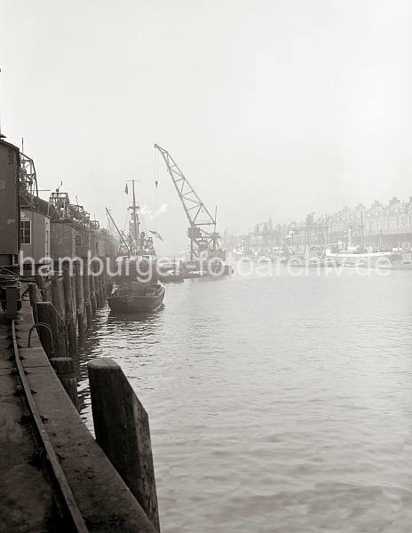 Hamburger Hafenfotos aus dem Bildarchiv der HHLA  - 02190_720 Einer der Schwimmkrane des Hamburger Hafens arbeitet am Kaiserkai /Sandtorhafen. Eine groe Schiffsschraube am Ausleger des Arbeitsschiffs. Auf dem Kai stehen die Rollkrane entlang der Schuppen auf den Gleisen. 