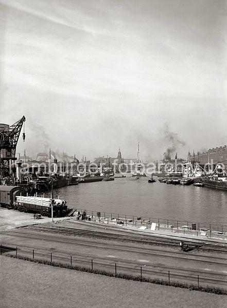 Hamburger Hafenmotive - Schwimmkran im Sandtorhafen; ca.1934 - Hamburgbilder auf Foto-Leinwand oder Posterprints 02192_92 Blick in den Sandtorhafen Richtung Elbe - im Hintergrund lks. der Kaispeicher und rechts hinter den Schiffen am Sandtorkai die Dcher der Speicherstadt. Ein Schwimmkran verlsst mit eigenem Antrieb das Hafenbecken des Sandtorhafens. 