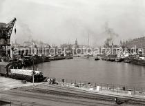 02192_92 Blick in den Sandtorhafen Richtung Elbe - im Hintergrund lks. der Kaispeicher und rechts hinter den Schiffen am Sandtorkai die Dcher der Speicherstadt. Ein Schwimmkran verlsst mit eigenem Antrieb das Hafenbecken des Sandtorhafens.