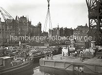 02198_1 Im Sandtorhafen wird eine Lokomotive mit einem Schwimmkran aus dem Hafenbecken geborgen. Im Hintergrund die teilweise zerstrte Speicherstadt - an der Fassade des Verwaltungsgebude der HHLA Bei St. Annen ist ein Baugerst zu erkennen.