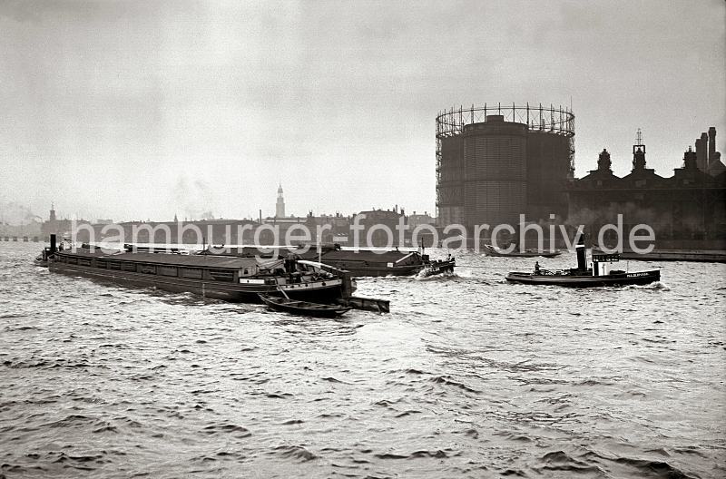 Alte Hamburgfotos aus der Hansestadt; Oberlnder  Khne auf der Elbe - Kaischuppen am Strandkai, Gasometer Groer Grasbrook; ca. 1932> - Prints auf Leinwand / Posterprint als Geschenk fuer buero. 02203_B_237a Zwei Oberlnder Khne werden auf der Norderelbe von Schleppern gezogen - das gewaltige Steuerruder des vorderen Lastkahns, der keinen eigenen Antrieb hat, wird von zwei Steuermnnern bettigt. Rechts am Elbufer die Kaischuppen am Strandkai und das Gasometer der Gaswerke auf dem Groen Grasbrook. In der Bildmitte der Kirchturm des Hamburger Michels, dem Wahrzeichen der Hansestadt - lks. der kleine Uhrturm des Kaispeichers A.
