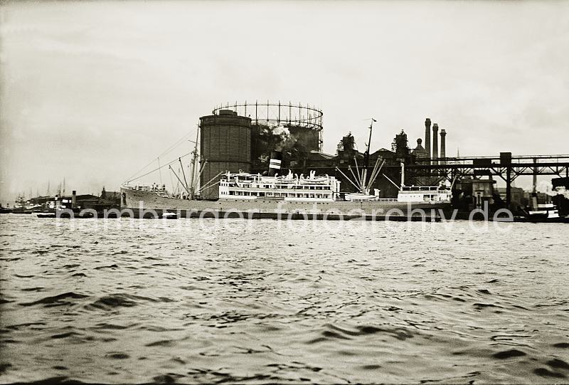 Alte Hamburgfotogrfien aus der Hansestadt; Dampfer auf der Norderelbe vor dem Gasometer Groer Grasbrook - Prints auf Leinwand / Posterprint als Geschenk fuer buero. 