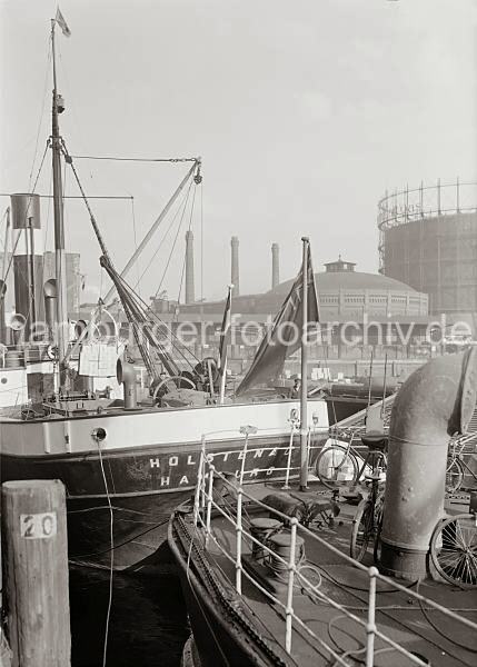 Alte Fotogrfien aus der Hansestadt Hamburg; Frachtschiffe am Kranhft - Gasometer Groer Grasbrook; - FotoPrints auf Leinwand / Posterprint als Geschenk fuer buero. 02204_OF_61A Frachtschiffe beim Kranhft - auf der gegenber liegenden Seite der Norderelbe die Betriebsanlagen der Gaswerke auf dem Groen Grasbrook.