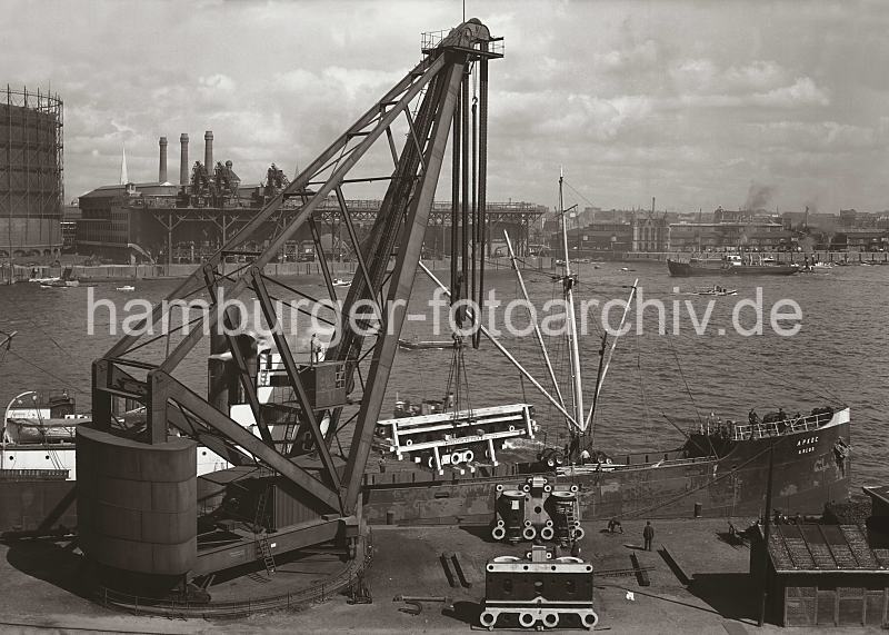 Alte Fotografien aus der Hansestadt Hamburg Dampfkran am Kranhft - Beladung eines russischen Frachters; ca. 1932 - FotoPrints auf Leinwand / Posterprint als Geschenk fuer buero. 02204_OF_61A Der 1887 errichtete Dampfkran am Kranhft gehrt mit seiner Tragfhigkeit von ca. 150 Tonnen zu den grten der Welt -  er hat eine Hhe von 30m und 10m Ausladung. Der Kran beldt ein russisches Frachtschiff mit Maschinenteilen. Im Hintergrund lks. die Gasanstalt auf dem grossen Grasbrook und rechts davon die Einfahrt zum Magdeburger und Baakenhafen.