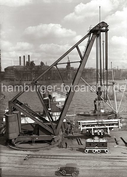 Historische Hafenbilder; Norderelbe, Kranhft - 150 Tonnen Kran im Hamburger Hafen; ca. 1932- FotoPrints auf Leinwand, Posterprint als Geschenk fuer Jubilaeum + GEburttstag. 02208_559 Der groe Kran hebt ein Maschinenteil von der Kai- flche am Kranhft, der uersten Spitze des Segelschiffhafens. Der Dampfer, der die schwere Fracht an Bord nehmen soll, liegt an der Kaimauer - ein Schlepper, aus dessen Schornstein schwarzer Qualm steigt fhrt Richtung Veddelhft. Am gegenber liegenden Ufer der Norderelbe steht die Industriearchitektur der Gasanstalt und rechts ist die Einfahrt zum Magdeburger und Baakenhafen zu erkennen.